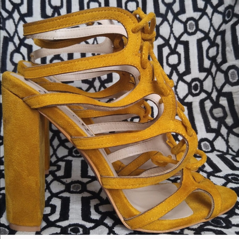 ✨Sexy, Chic Mustard Yellow Strappy Block Heels✨